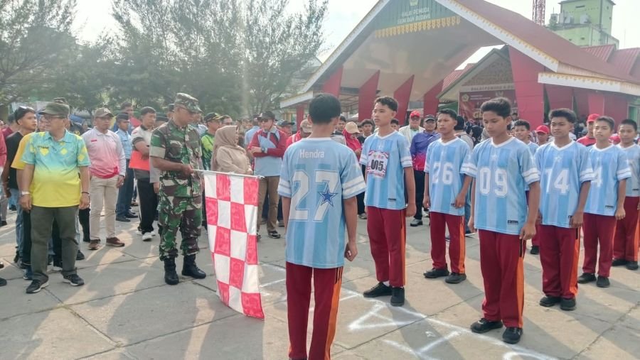 Danramil Kundur Kawal Gerak Jalan 17 Km Sambut HUT RI ke-81
