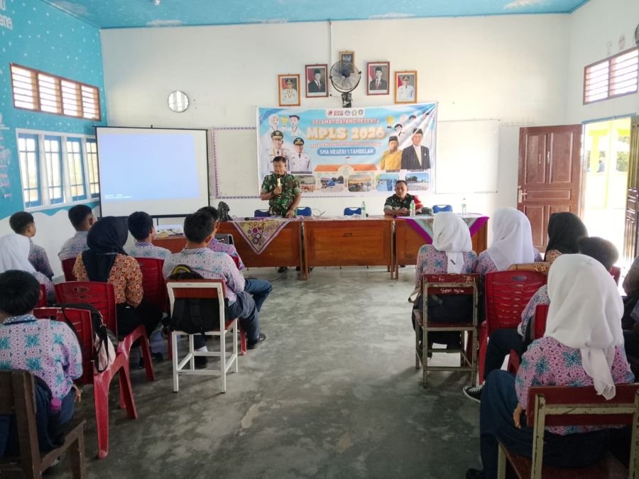 Danramil Tambelan Tanamkan Wawasan Kebangsaan kepada Siswa SMA Negeri 1 Tambelan