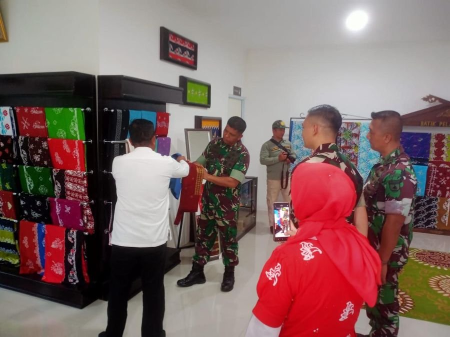 Danrem 031/WB Tinjau Batik Bono, Dorong Produk Lokal Pelalawan