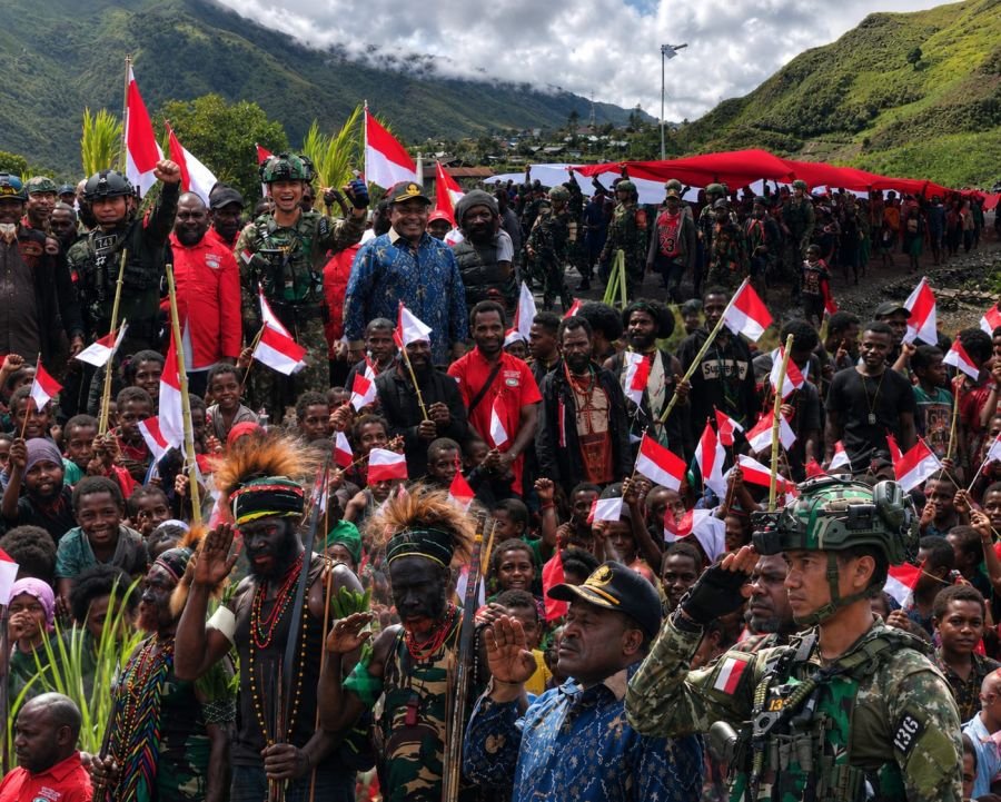 Satgas Tuah Sakti dan Forkopimda Puncak Jaya melaksanakan Kirab Merah Putih