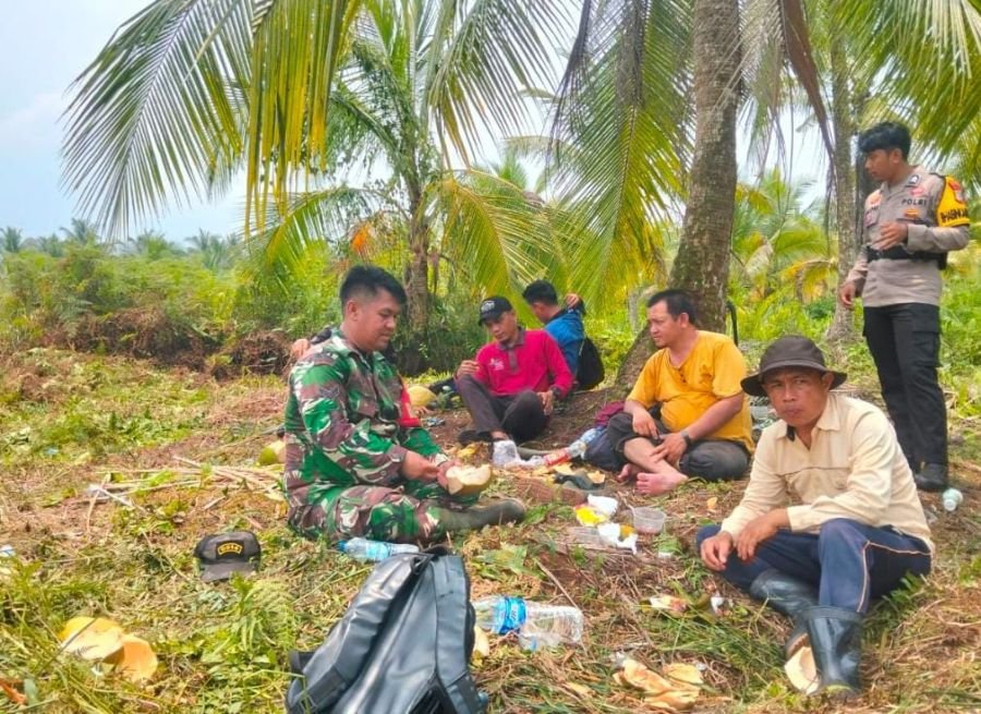 Dari Kebun Kelapa, Sertu Suherman Babinsa 01/Tembilahan Serukan Pencegahan Karhutla
