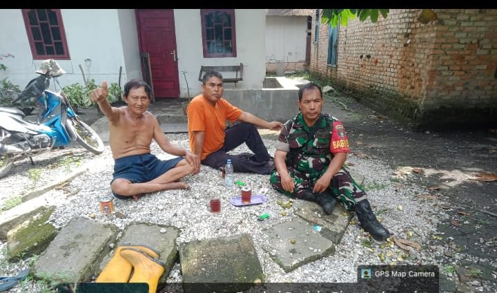 Dari Komsos ke Aksi Nyata, Babinsa dan Warga Bersama Perbaiki Jalan Lingkungan