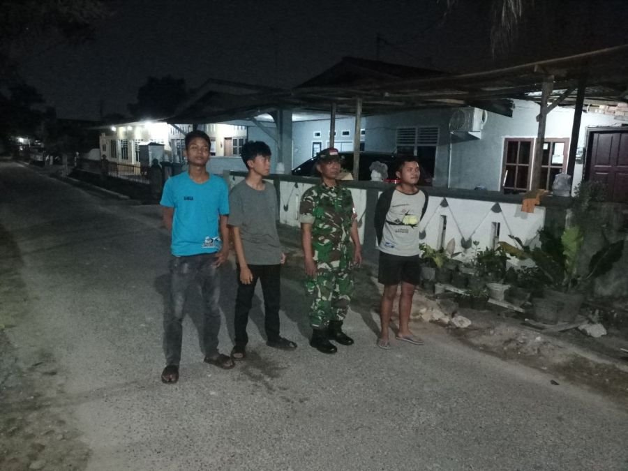 Dari Ronda Malam, Babinsa Padang Bulan Bangun Kepedulian Warga Jaga Lingkungan