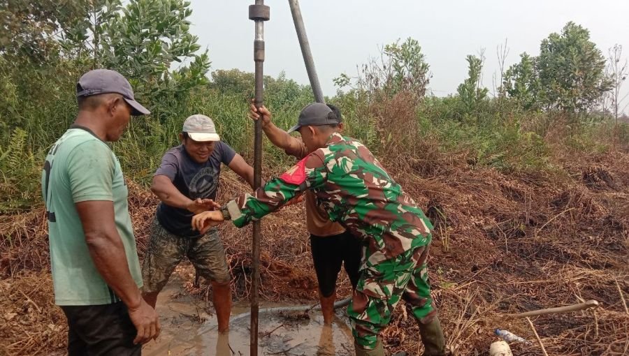 Dari Sumur Bor untuk Kesiapsiagaan, Babinsa Kodim 0301/Pekanbaru Perkuat Antisipasi Karhutla
