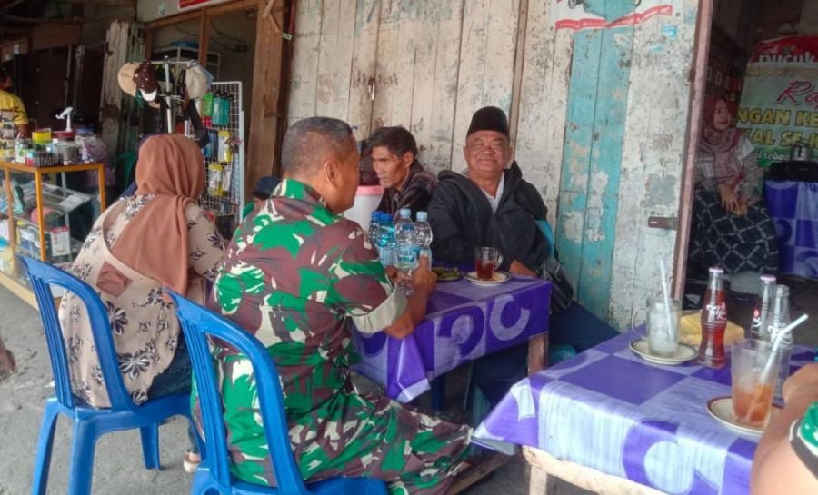 Dari Warung Kopi, Babinsa 01/Tembilahan Serma Nuryadi Pantau Kamtibmas dan Aspirasi Warga
