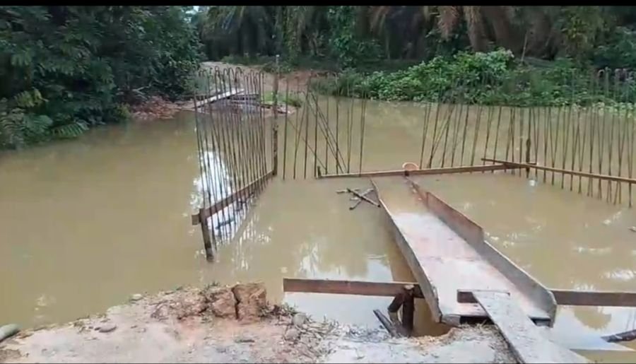 Debit Air Meningkat, Pembangunan Jembatan Ramco Tanjung Belit Selatan Terhenti Sementara Akibat Banj