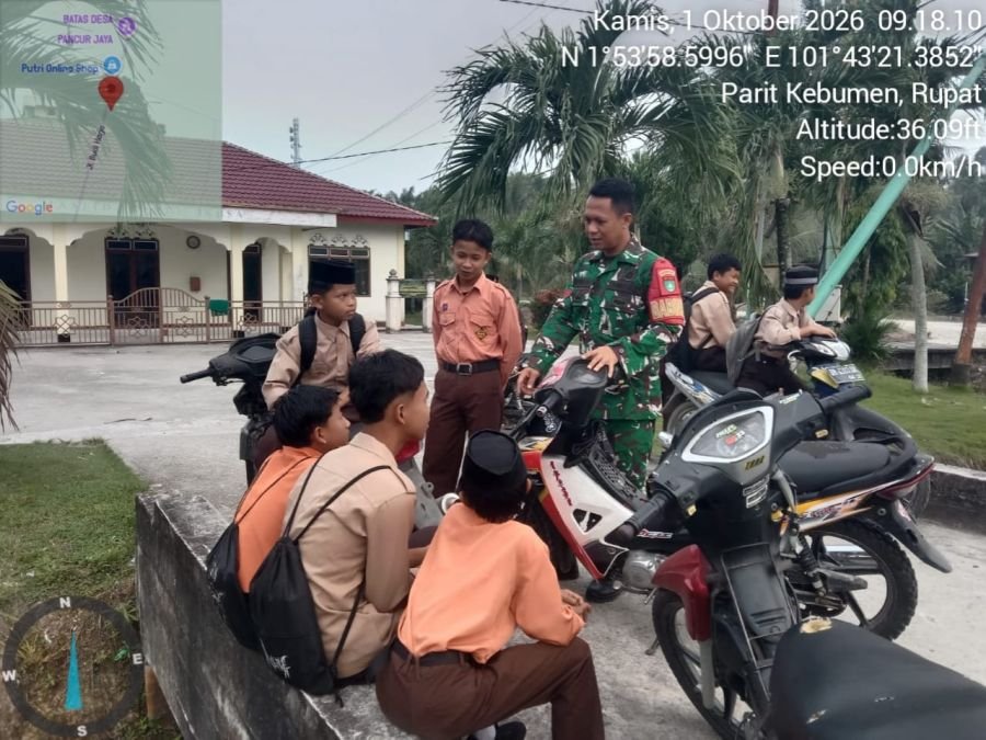 Dekat dengan Generasi Muda, Babinsa Koramil 04/Rupat Bangun Komunikasi Bersama Siswa
