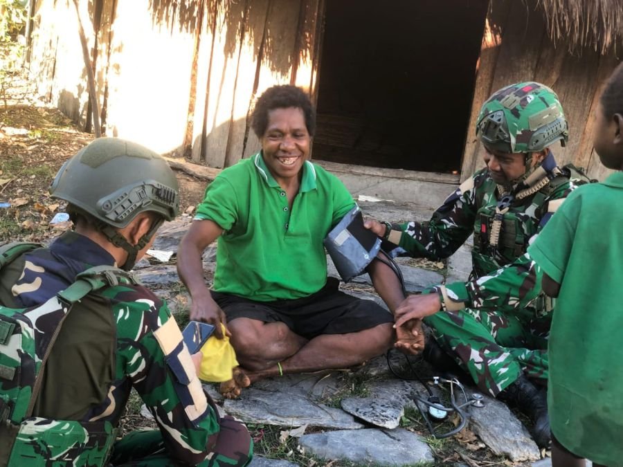 Dekat dengan Masyarakat, Satgas Yonif 136/TS Gelar Pengobatan Keliling di Kalome