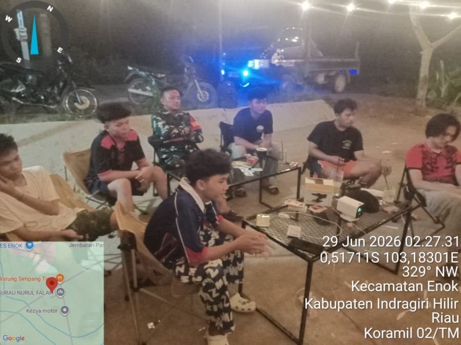 Dekat dengan Pemuda, Babinsa Koramil 02/TM Gelar Nobar Piala Dunia 2026 di kelurahan Pantai Seberang