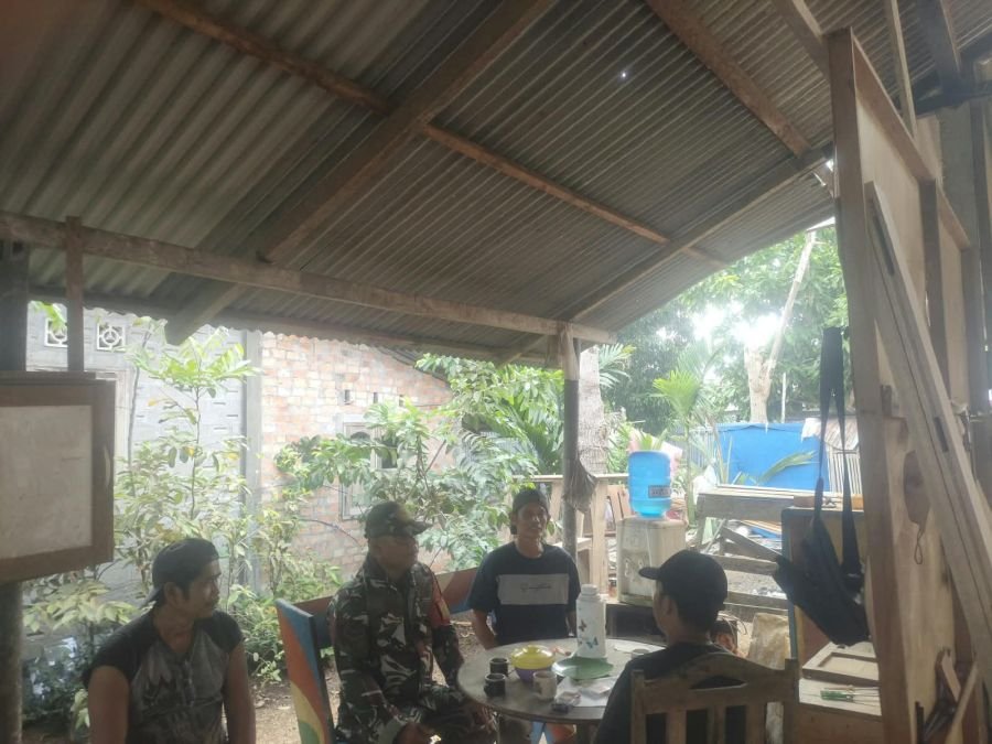 Dekat dengan Warga, Babinsa Koramil 02/Tebing Tinggi Perkuat Silaturahmi Lewat Komsos