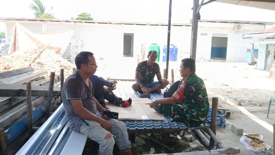 Dekat dengan Warga, Babinsa Limbungan Baru Ingatkan Pentingnya Gotong Royong dan Kebersihan