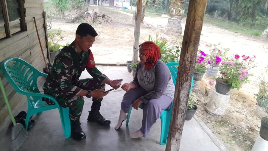 Dekat dengan Warga, Babinsa Muara Fajar Timur Bantu Pendataan Perlinsos dan Sosialisasi Aktivasi IKD