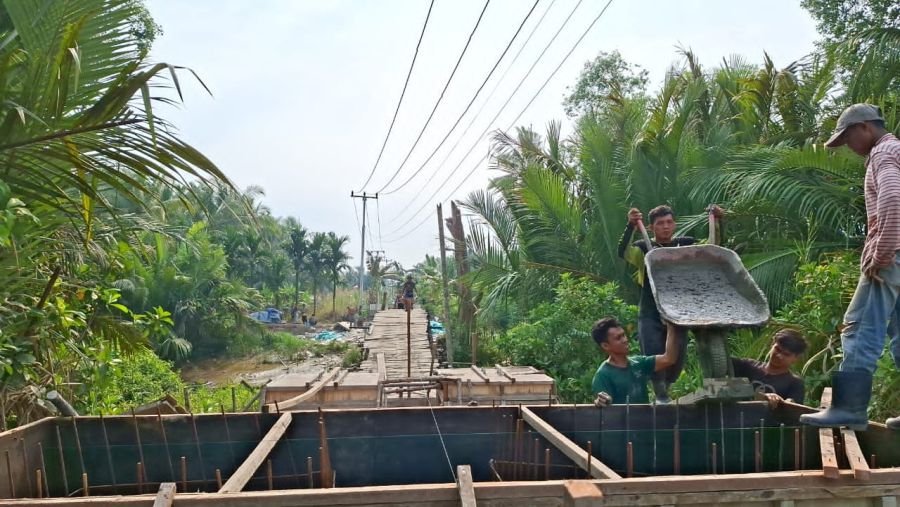 Demi Akses Lancar Warga, TNI Bersama Masyarakat Kebut Pengecoran Jembatan di Lintas Enok - Seberang