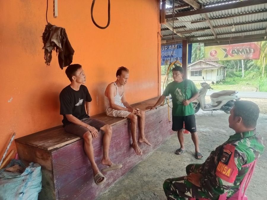 Demi meningkatkan hubungan yang baik Babinsa melaksanakan komsos bersama dengan masyarakat