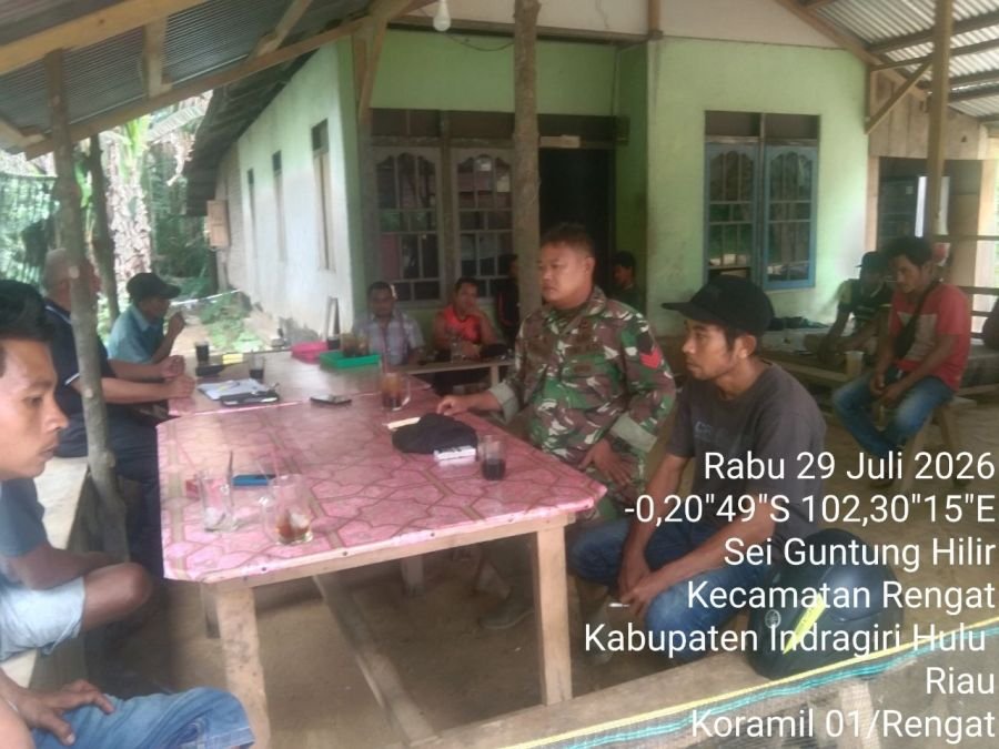 Demi Menjalin Hubungan Baik,Babinsa Koramil 01/Rengat Melaksanakan Komsos Dengan warga