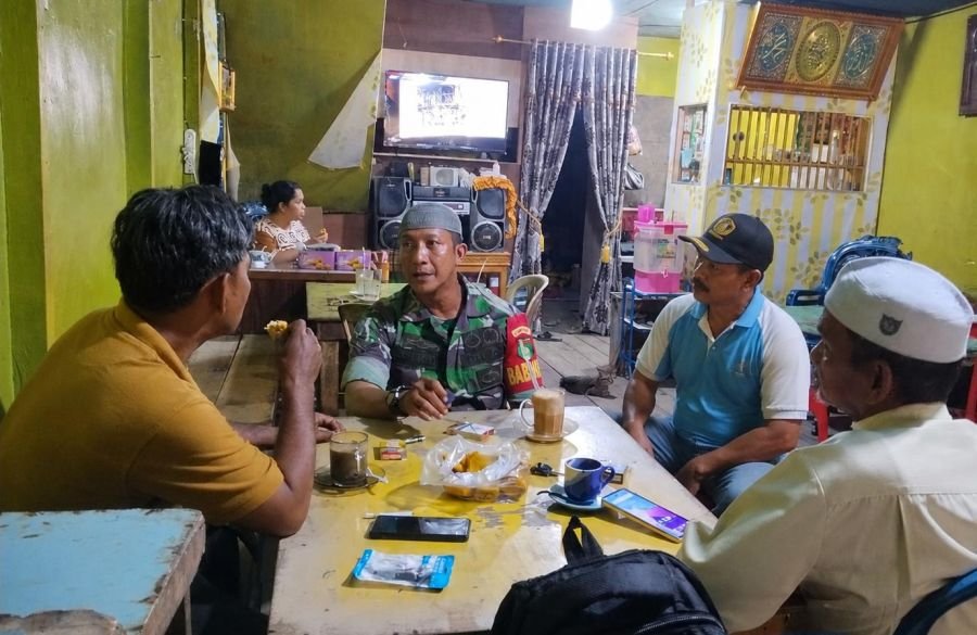 Dengan Komsos, Babinsa 07/Reteh Gerakkan Warga Sanglar Jaga Kerukunan Antar Warga