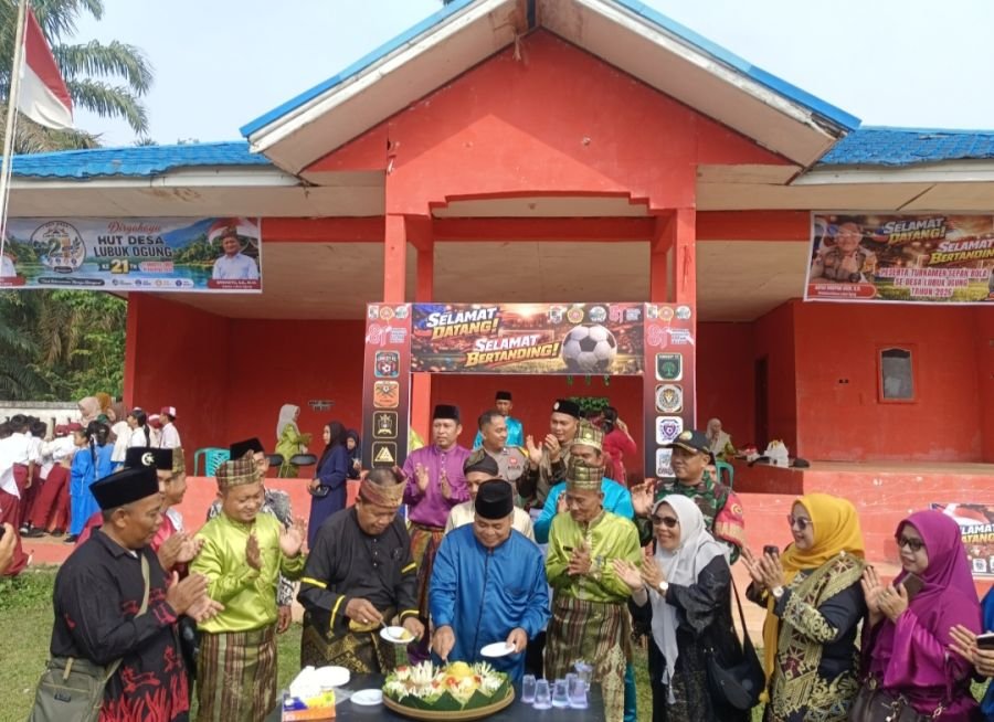 Desa Lubuk Ogung Rayakan Hari Jadi ke-21 dengan Upacara dan Potong Tumpeng