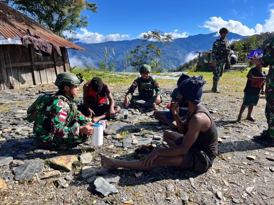 Di Balik Kabut Puncak Senyum, Prajurit Tuah Sakti Menjaga Harapan dan Kehangatan