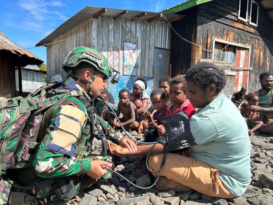 Di Balik Tugas Negara, Satgas Yonif 136 Peduli Kesehatan Warga Papua