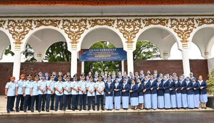 Di Bawah Rintik Hujan, Danlanud Roesmin Nurjadin Pimpin Ziarah HUT ke-79 TNI AU