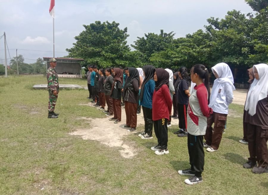 Di Jalan Petanian Boncah Mahang, Serka Handoko Tanamkan Pancasila ke Hati Generasi Muda