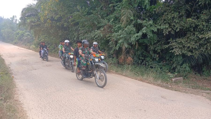 Di Tengah Kabut Asap Semakin Tebal, Babinsa Koramil 06/Cerenti Patroli Karhutla di Desa Bedeng Sikur