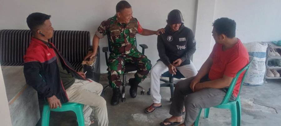 Di Tengah Patroli, Babinsa Sukajadi Bangun Komunikasi Hangat Bersama Warga