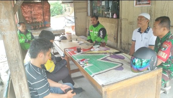 Di tengah Patroli Wilayah, Babinsa Sertu Sumarsono Ajak Ojol Jaga Keselamatan dan Tetap Semangat Car