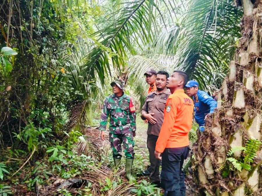Di Tengah Teriknya Cuaca, Babinsa Koramil 05/Bukit Batu dan Tim Gabungan Perkuat Patroli Karhutla