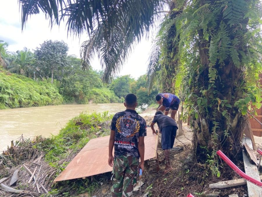 Di Tengah Teriknya Matahari,  Satgas Kodim Inhu Genjot Jembatan Penghubung Dua Desa