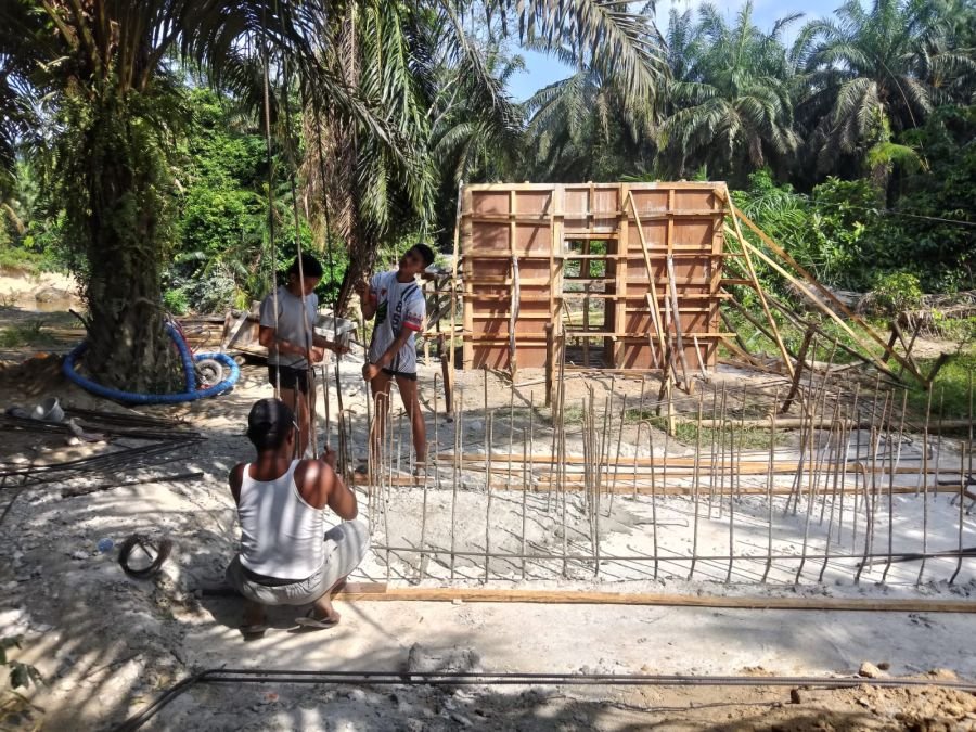 Di Tengah Teriknya Matahari, Satgas Kodim 0302/Inhu Lanjutkan Pembangunan Jembatan