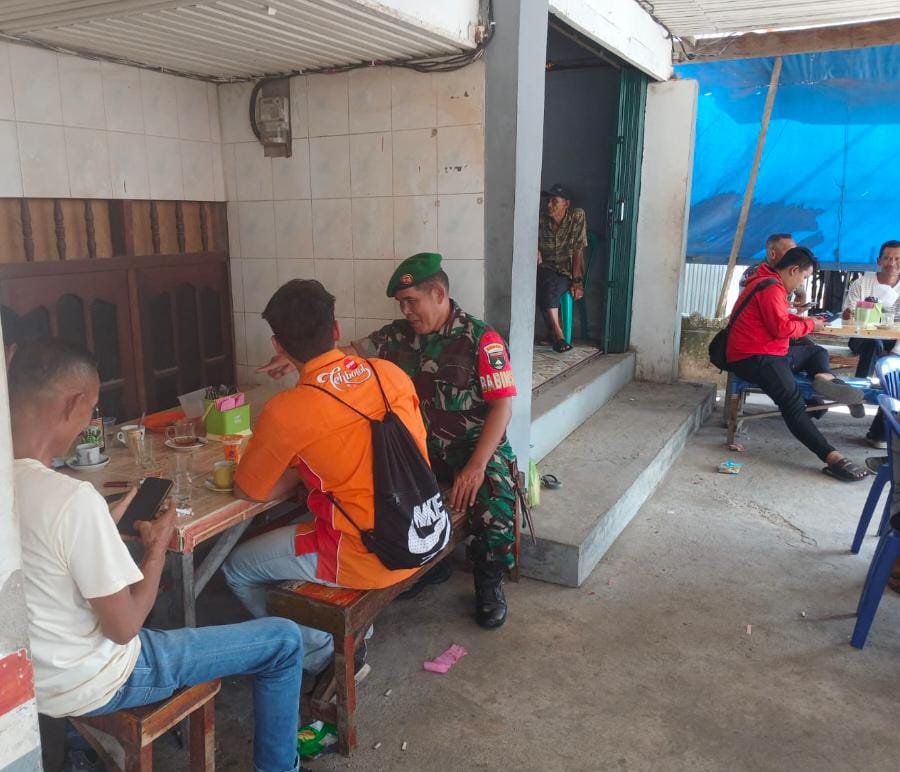 Dialog Babinsa 01/Tembilahan Serka S. Simbolon dan Tokoh Pemuda Perkuat Kondusivitas