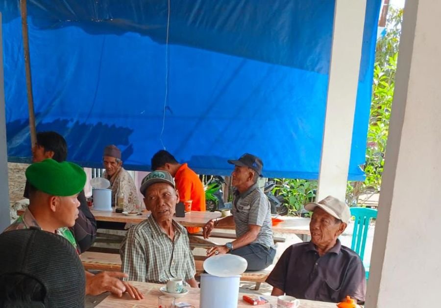 Dialog Santai Babinsa 01/Tbh Serka S. Simbolon dan Warga Lansia Perkuat Silaturahmi di Pekan Arba