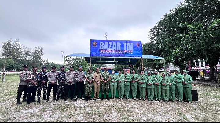 Diguyur Hujan, Bazar Murah Kodim Bengkalis Tetap Diserbu Warga, Sembako Ludes dalam Hitungan Jam