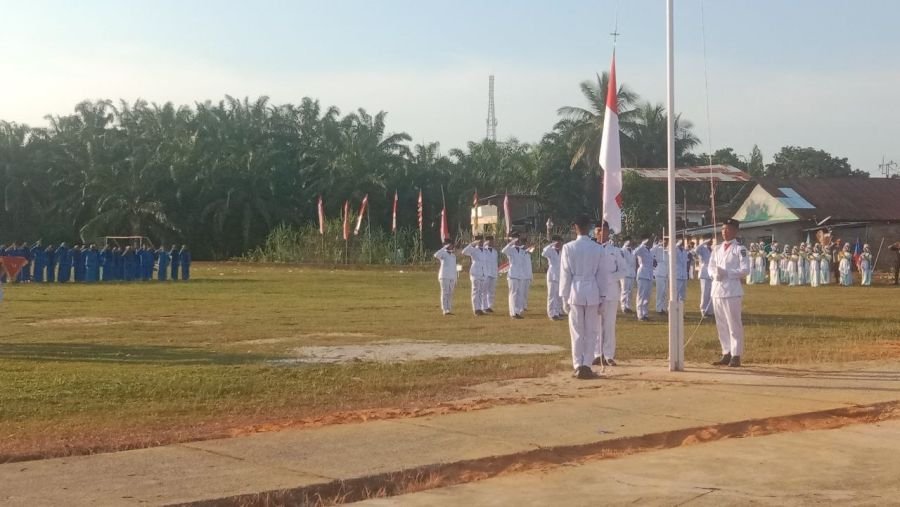 Penurunan Bendera HUT RI ke-81 Tingkat Kecamatan Kabun Berlangsung Khidmat