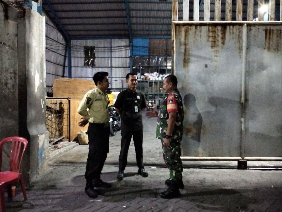 Dini Hari, Babinsa Sago Sambangi Warga dan Security, Jaga Kamtibmas Tetap Kondusif