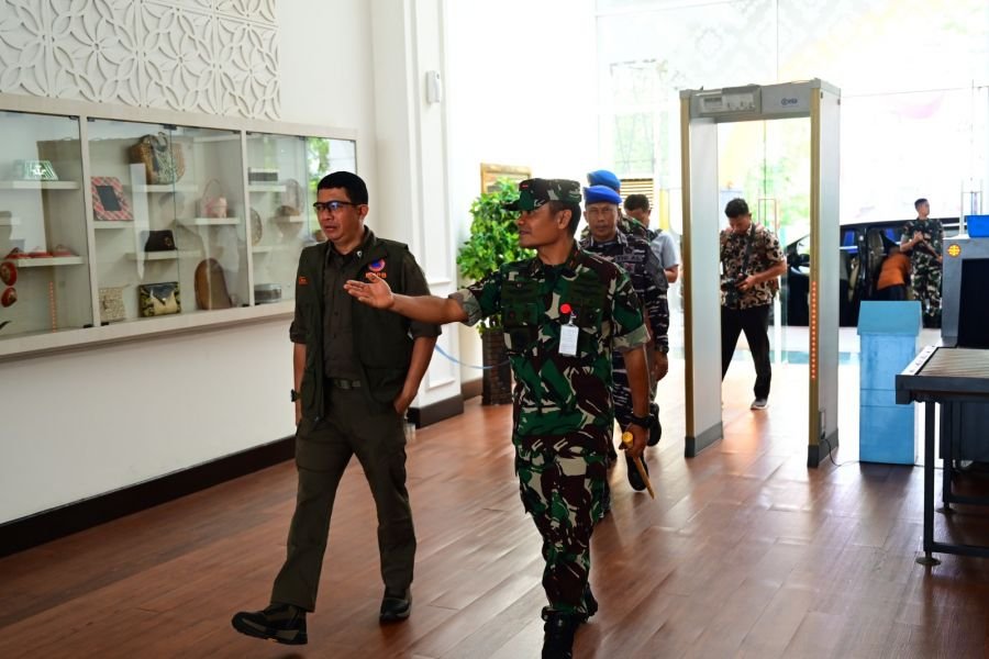 Disela Kunjungan Kerjanya, Ka BNPB Singgah Sejenak Dilanud Roesmin Nurjadin
