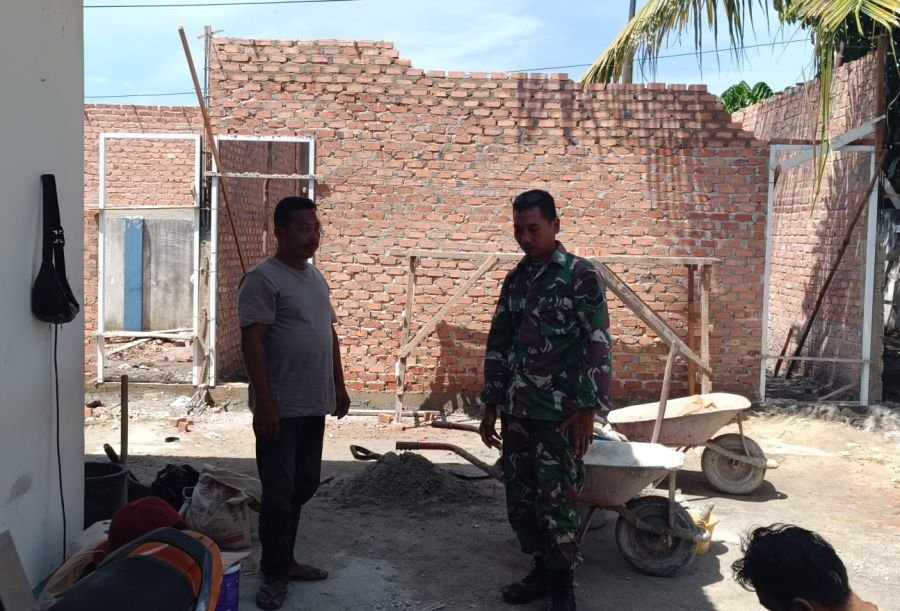 Disela Monitor Wilayah, Babinsa Sertu Bagus Wirandono Sapa Pekerja Renovasi Rumah Warga Garuda