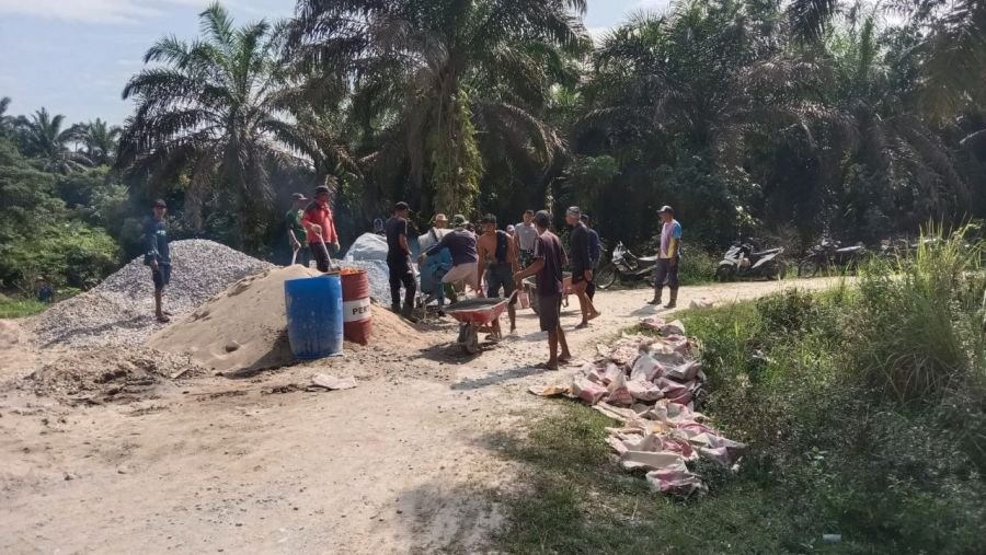 Distribusi Material dan Pengecoran Pondasi Abutmen Jembatan Perintis Garuda Mulai Dikerjakan