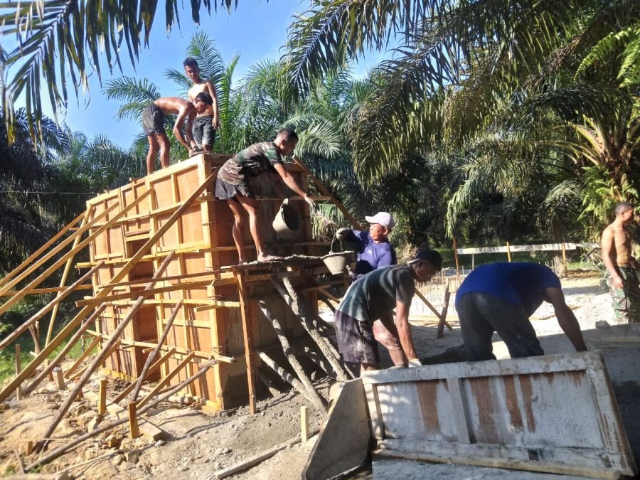 Distribusi Material dan Pengecoran Pondasi Abutmen Jembatan Perintis Garuda Mulai Dilaksanakan