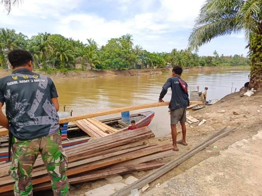 Distribusi Material Jembatan Garuda Terus Digenjot, Koramil 06/Tanjung Medan Manfaatkan Jalur Sungai