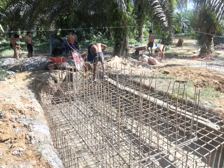 Ditengah terik matahari pembangunan Jembatan Gantung Garuda Tahap III di Desa Sukaraja Terus Dikebut