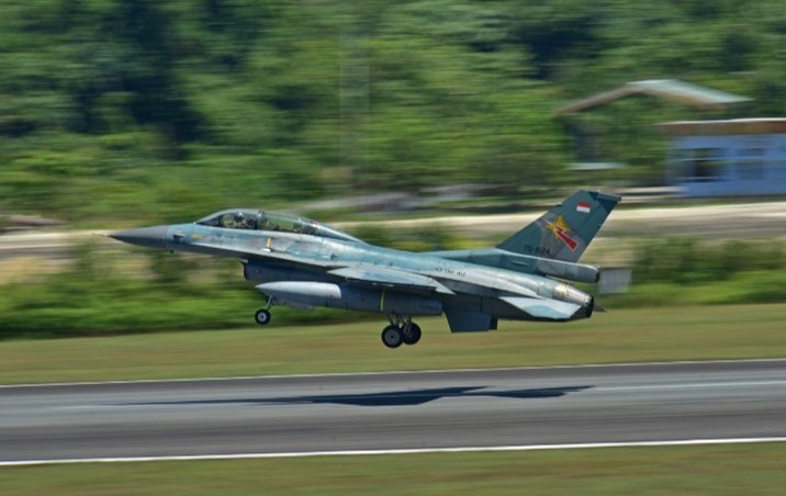 Dogfight Seru F-16 VS F-35 Warnai Latihan Elang Ausindo 2025 di Lanud RSN