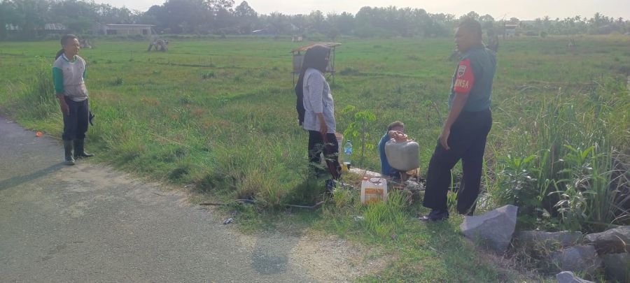 Dongkrak Hanpangan, Babinsa Koramil 07/Kampar Cek Lokasi Persawahan Tadah Hujan