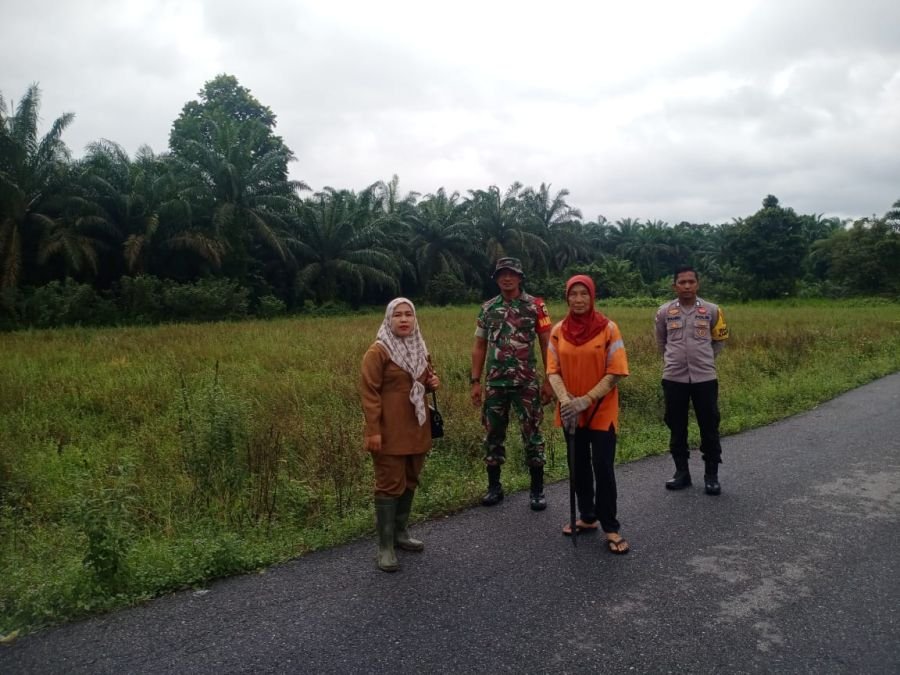 Dongkrak Hanpangan, Babinsa Koramil 07/Kampar Cek Lokasi Persawahan Tadah Hujan