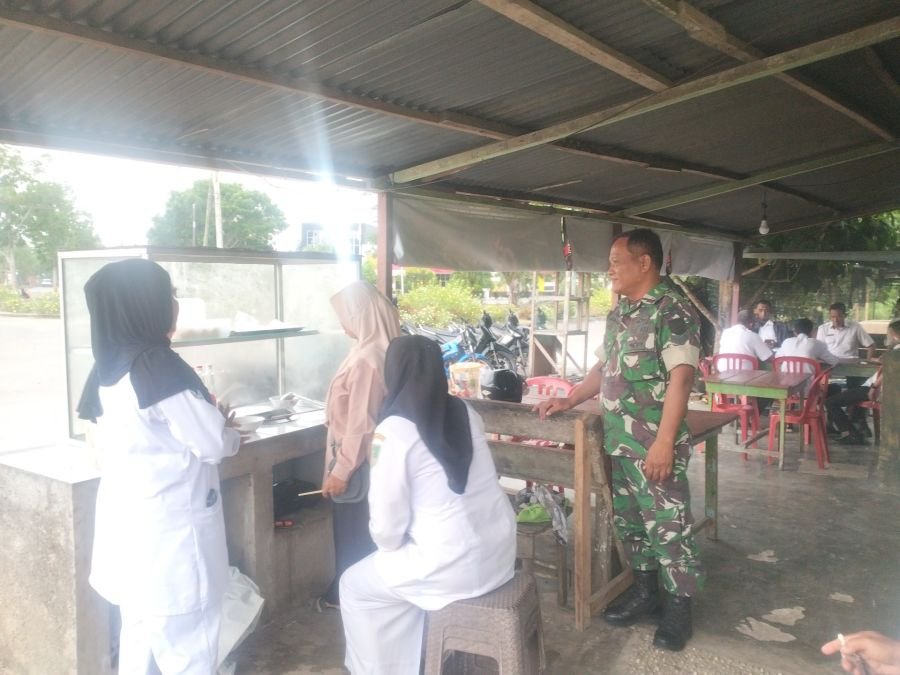 Dorong Ekonomi Kreatif, Babinsa  Monitoring Langsung Usaha Mie Ayam Warga di Bagan Punak Meranti!