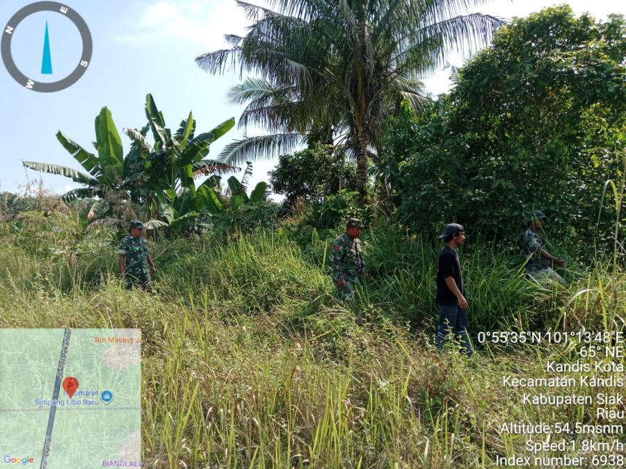 Dua Babinsa Sisir Wilayah Kandis Kota Antisipasi Kebakaran Hutan