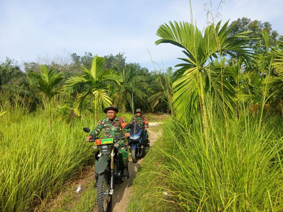 Dua Personel Koramil 14/Kepenuhan Pastikan Wilayah Nol Titik Api