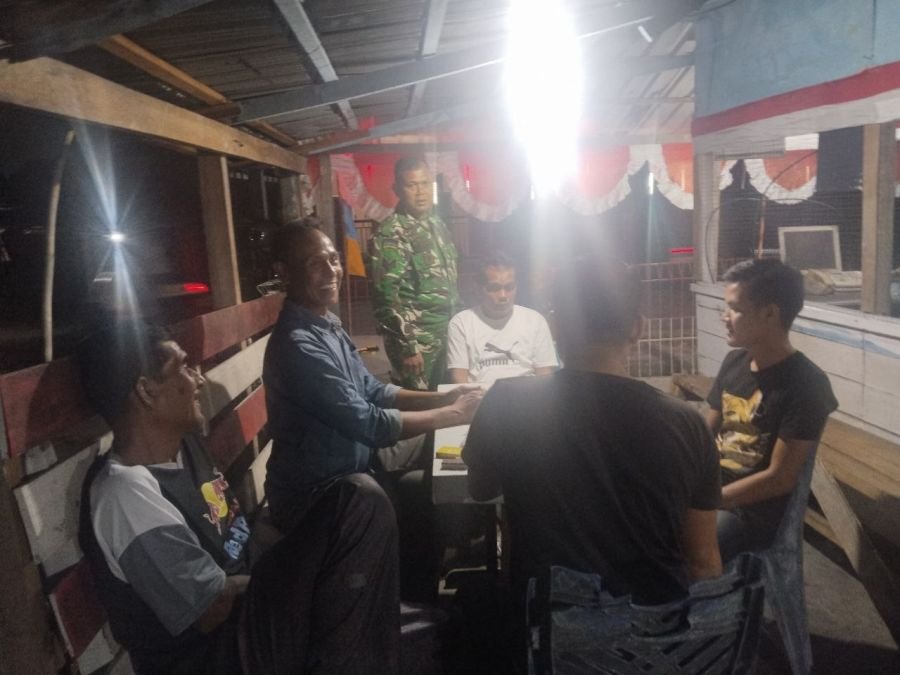 Duduk Bersama di Pos Kamling, Babinsa dan Warga Tampan Bangun Keamanan Bersama