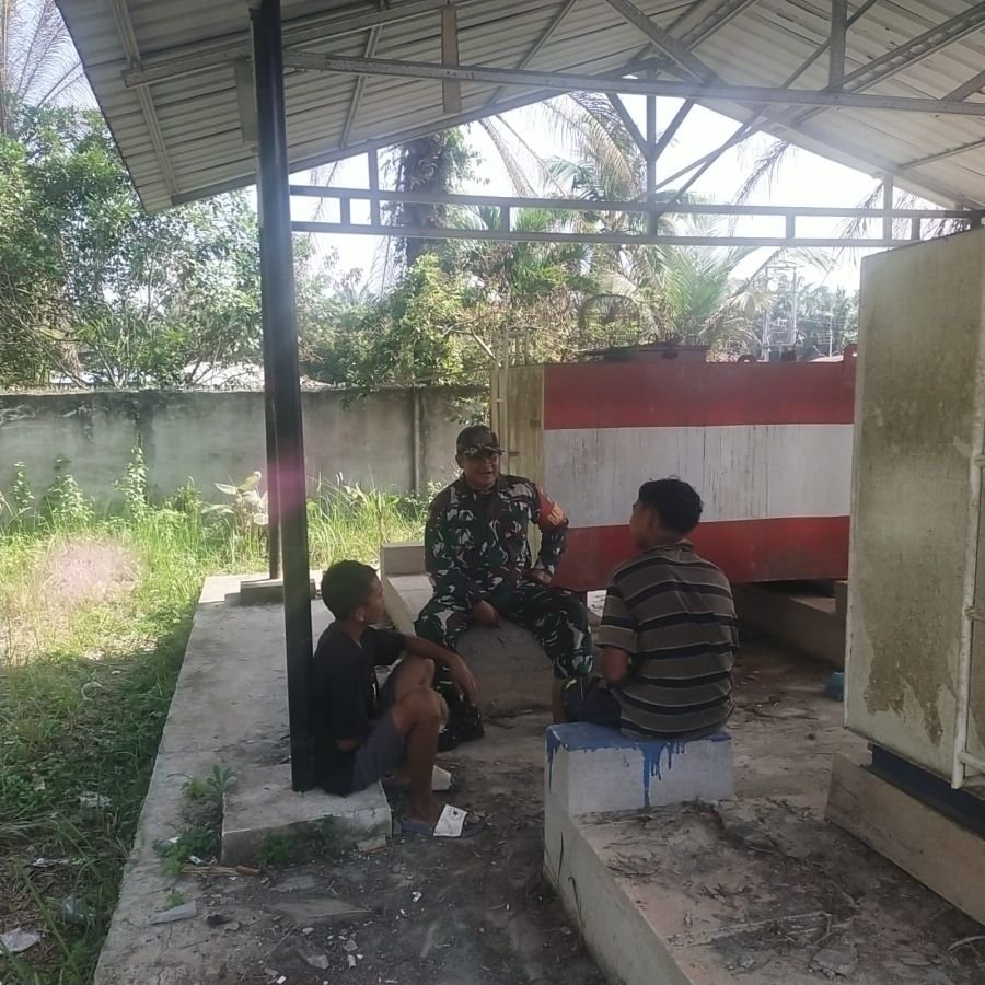 Duduk Bersama Warga, Babinsa Bukit Batu Bangun Kedekatan Lewat Komsos di Desa Bukit Kerikil